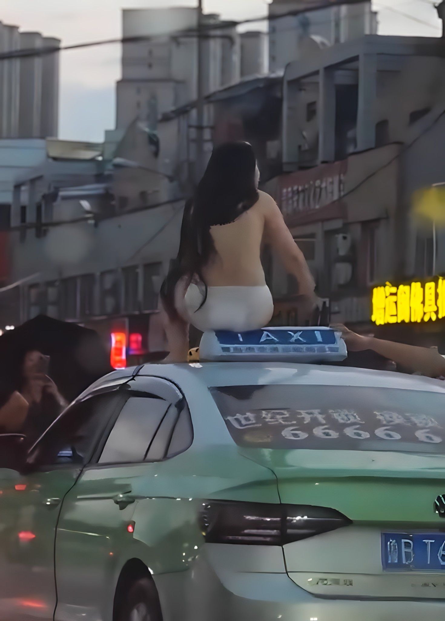 门事件 裸女爬车跳舞引起民众拍摄 g4C