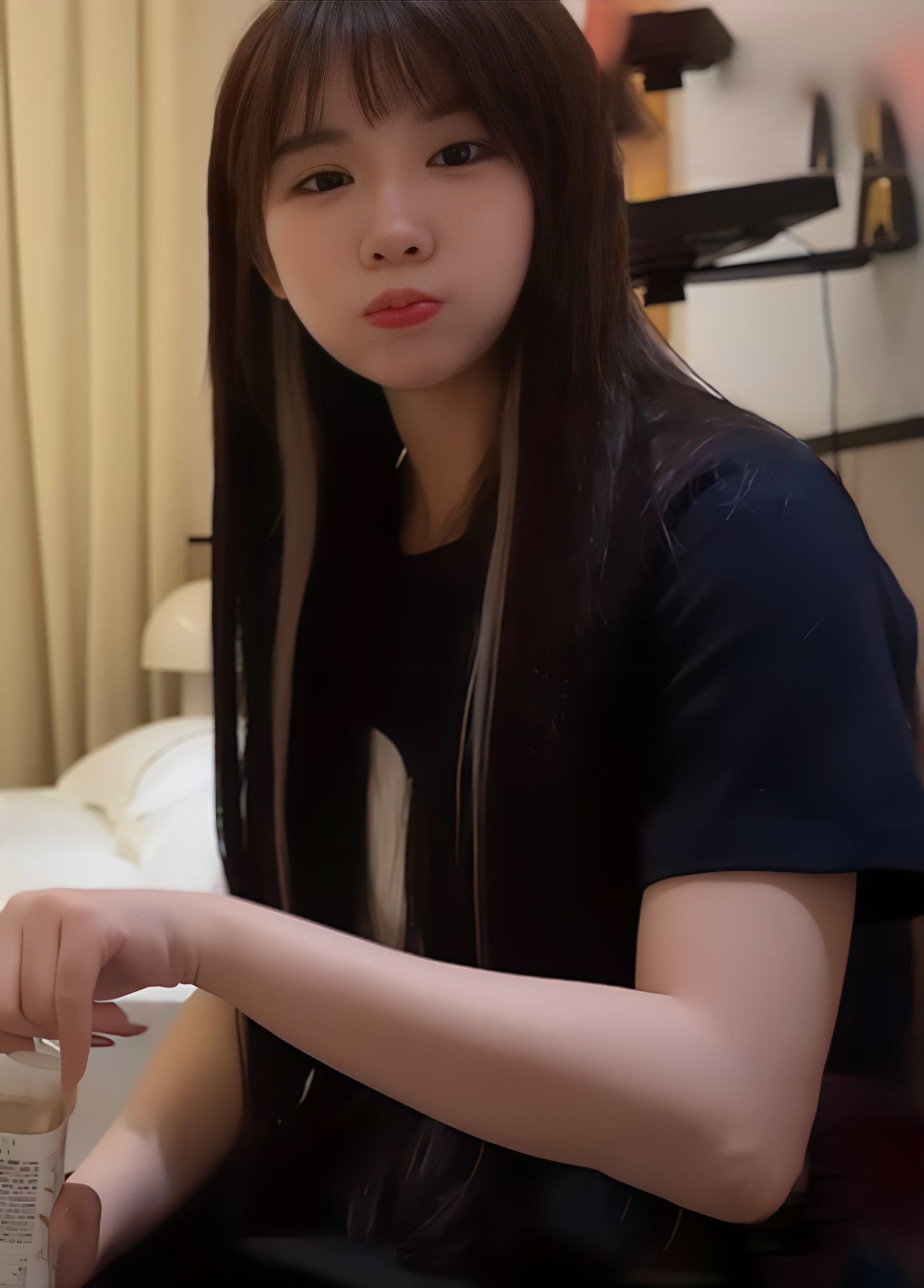 3000约的贴心大长腿，把月经搞出来了妹子说她很自责，黑长直大长发 初恋型小姐姐 BDl